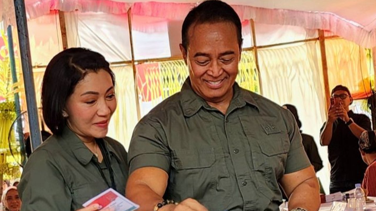 Calon Gubernur Jawa Tengah Andika Perkasa menyalurkan hak pilih di Tempat Pemungutan Suara (TPS) 3 Lempongsari, Kota Semarang, setengah jam menjelang ...