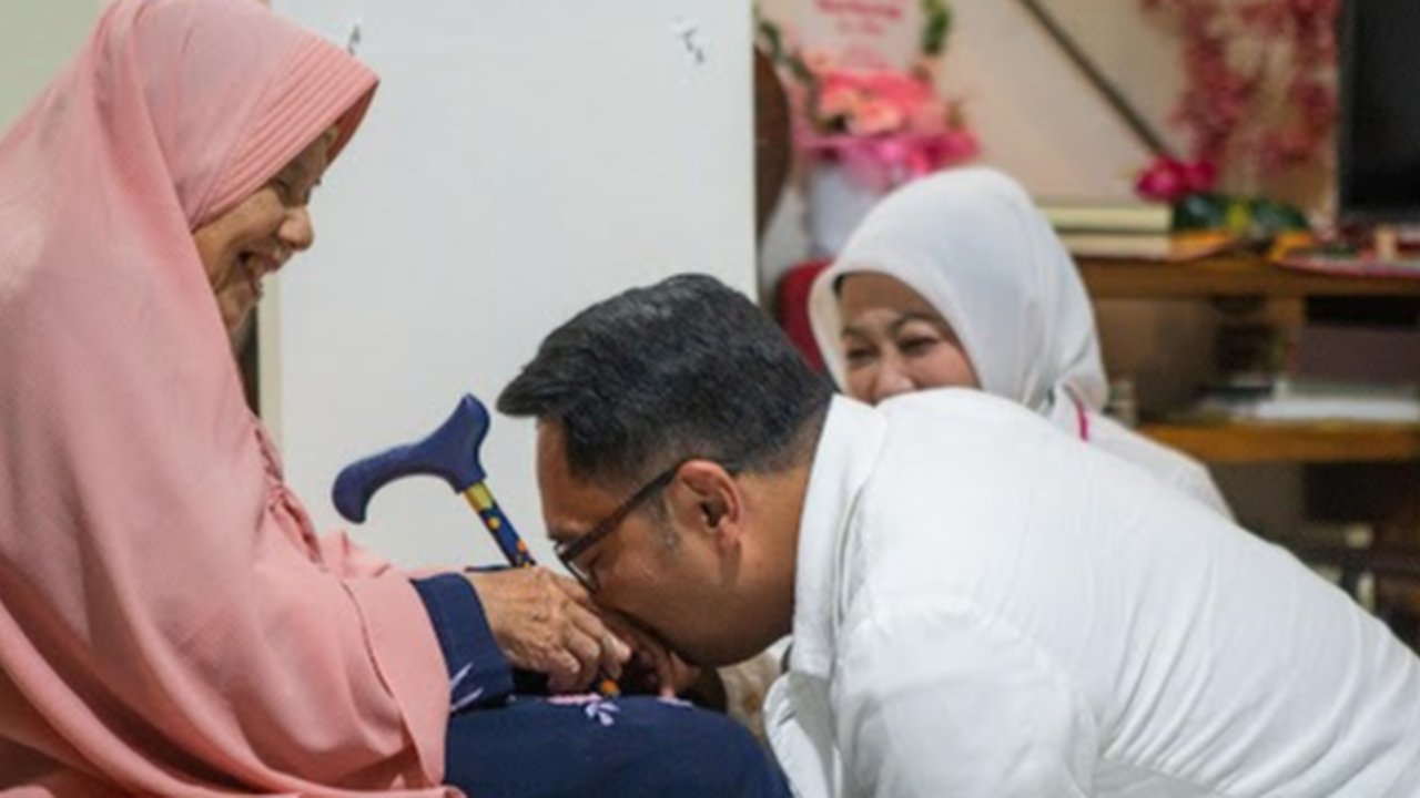 Ridwan Kamil Sungkem ke Ibunda Sebelum Kembali ke Jakarta