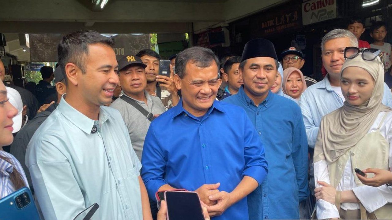 Calon gubernur Jawa Tengah Ahmad Luthfi mengajak sejumlah artis muda mengelilingi Pasar Triwindu Solo, Minggu.

Beberapa artis yang terlihat ikut ...