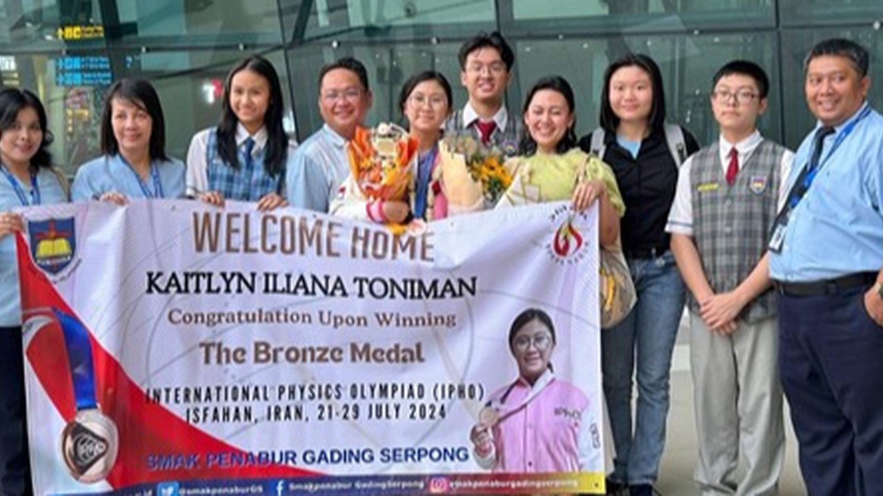 Kaitlyn Illiana Toniman, peraih medali perunggu IPHO.