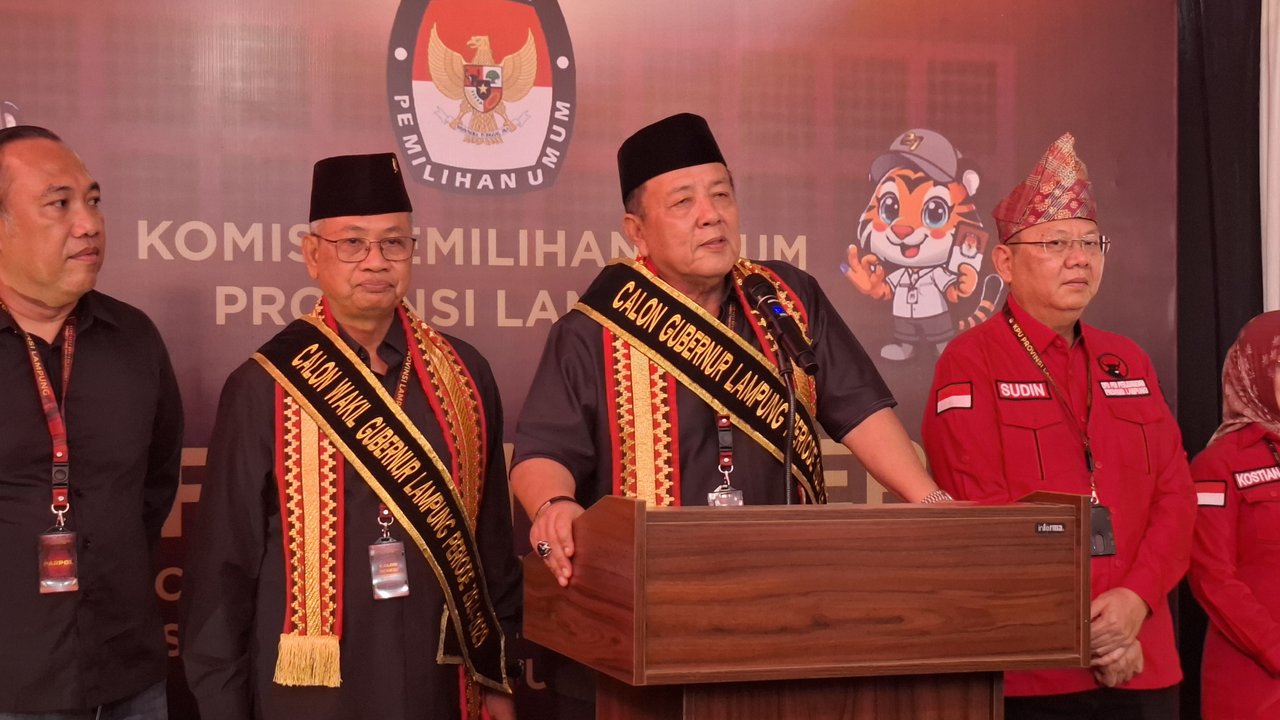 Arinal Djunaidi dan Sutono saat menyerahkan persyaratan dan berkas pencalonan Pilkada di KPU Lampung.  Foto : (Liputan6.com/Ardi).