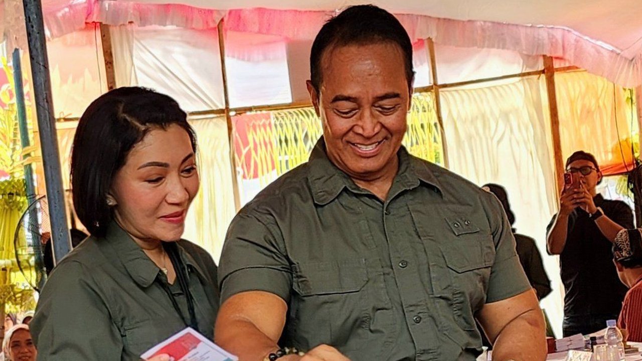 Calon Gubernur Jawa Tengah Andika Perkasa menyalurkan hak pilih di Tempat Pemungutan Suara (TPS) 3 Lempongsari, Kota Semarang, setengah jam menjelang ...