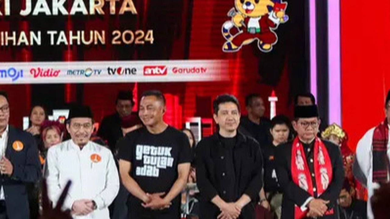 Calon gubernur dan calon wakil gubernur nomor urut 1, Ridwan Kamil-Suswono menyampaikan pandangan pada debat ketiga Pemilihan Kepala Daerah Jakarta 2024 di Golden Ballroom Hotel Sultan Jakarta, Minggu (17/11/2024). (Liputan6.com/Herman Zakharia)