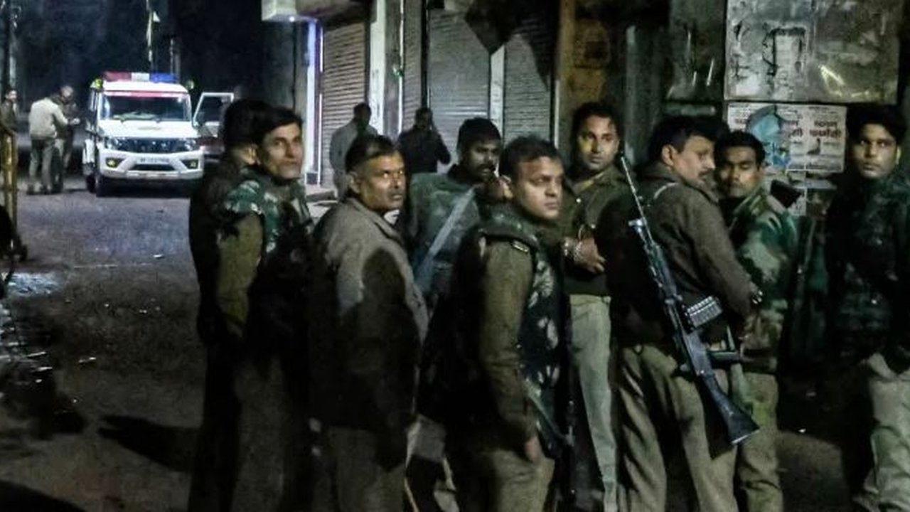 Polisi bersenjata berjaga di dekat Masjid Shahi Jama, distrik Sambhal, Uttar Pradesh, India, Minggu (24/11) malam.