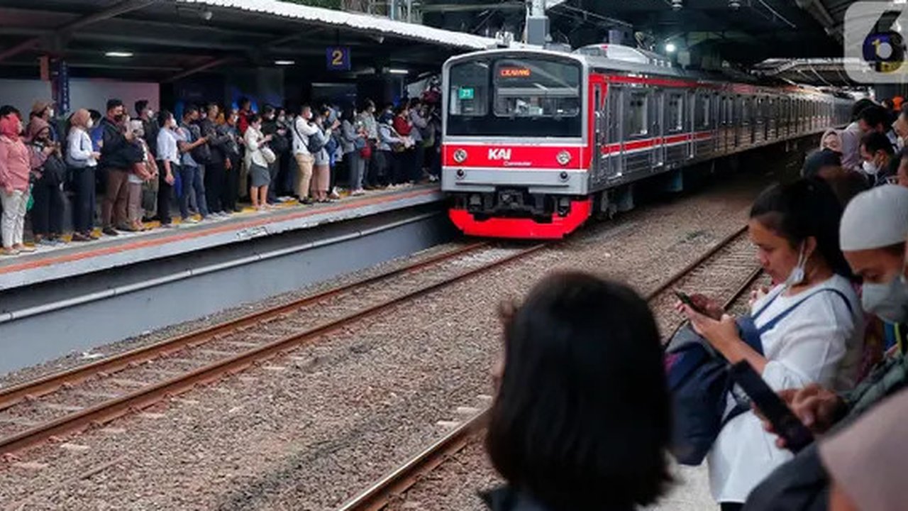 Penumpang menunggu kedatangan KRL Commuter Line di Stasiun Sudirman, Jakarta, Senin (12/6/2023). (Liputan6.com/Angga Yuniar)