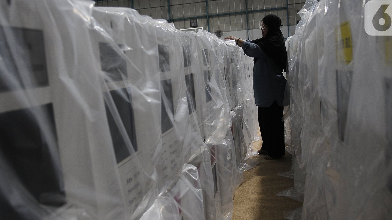 Pekerja merapikan kotak suara Pemilu 2024 di GOR Pemuda, Rawamangun, Jakarta Timur, Selasa (2/1/2024). (merdeka.com/Imam Buhori)