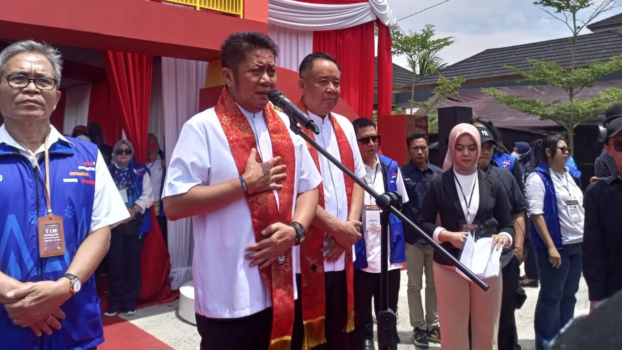 Paslon Pilgub Sumsel Herman Deru-Cik Ujang (HDCU) setelah mendaftarkan diri di KPU Sumsel (Liputan6.com / Nefri Inge)