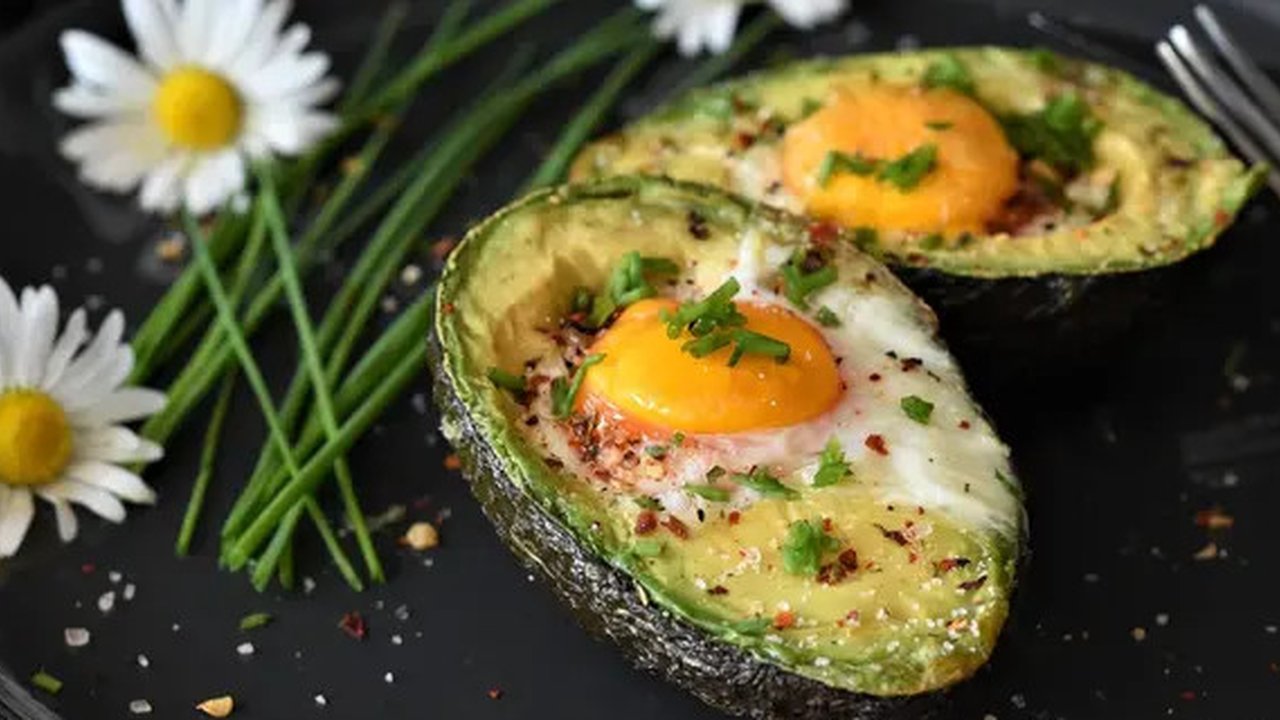 Alpukat Telur Panggang Lada Hitam(sumber: Pixabay)
