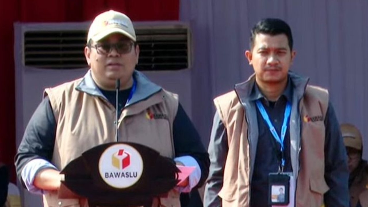 Ketua Bawaslu Rahmat Bagja memberikan keterangan terkait isu aktual pada tahapan kampanye di Kantor Bawaslu, Jakarta, Selasa (19/12/2023). (Liputan6.com/Faizal Fnaani)
