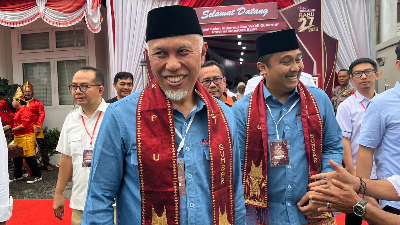 Mahyeldi - Vasco Ruseimy mendaftar ke KPU Sumbar. (Liputan6.com/ Novaia Harlina)