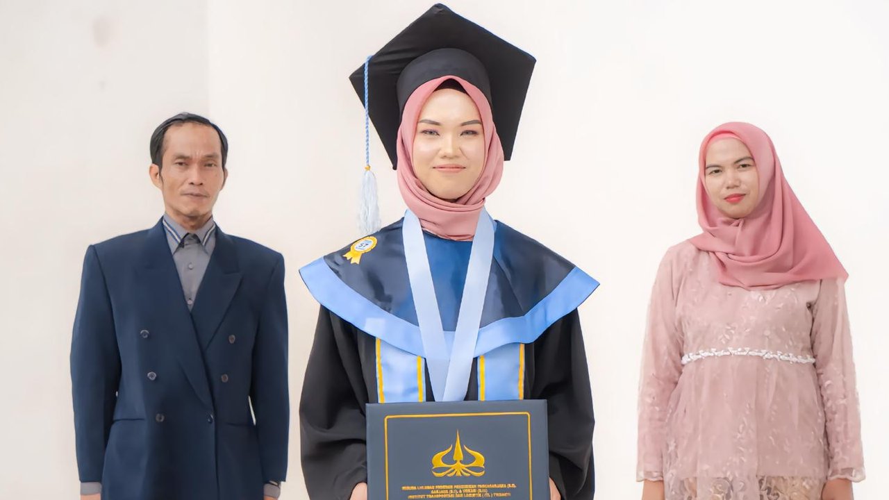 Cewek ini Berhasil jadi Sarjana lalu Difoto di Atas Gerobak