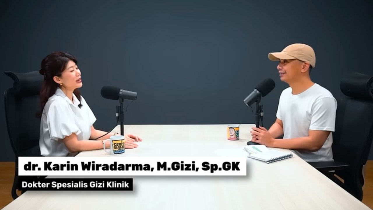 Dr. Karin Wiradarma, M.Gizi, Sp.GK dalam podcast bersama Raditya Dika.