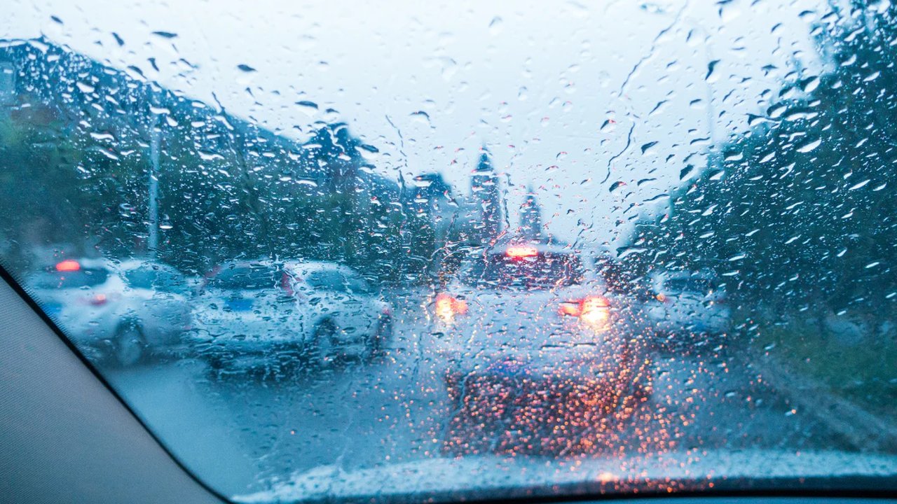 Atap mobil berisik saat hujan bisa mengganggu kenyamanan kabin. Solusi praktisnya adalah memasang peredam vibro damping dan sound absorber, yang mampu mengurangi suara rintik hujan secara efektif.