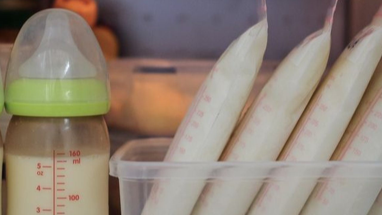 Seringkali karena ingin menyetok ASI cukup banyak kita ingin langsung menaruhnya di freezer.