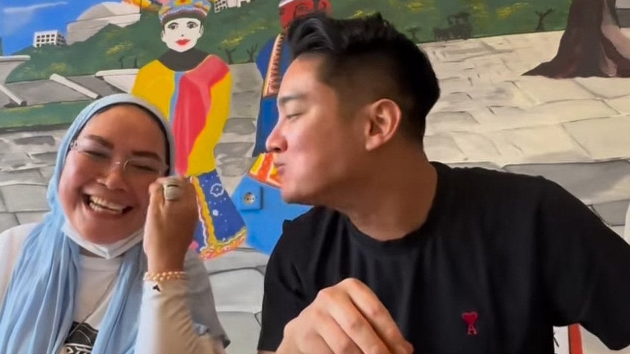 Keakraban Boy William dengan Ibu Ayu Ting Ting Dimasakin Jengkol plus Sambal Terasi