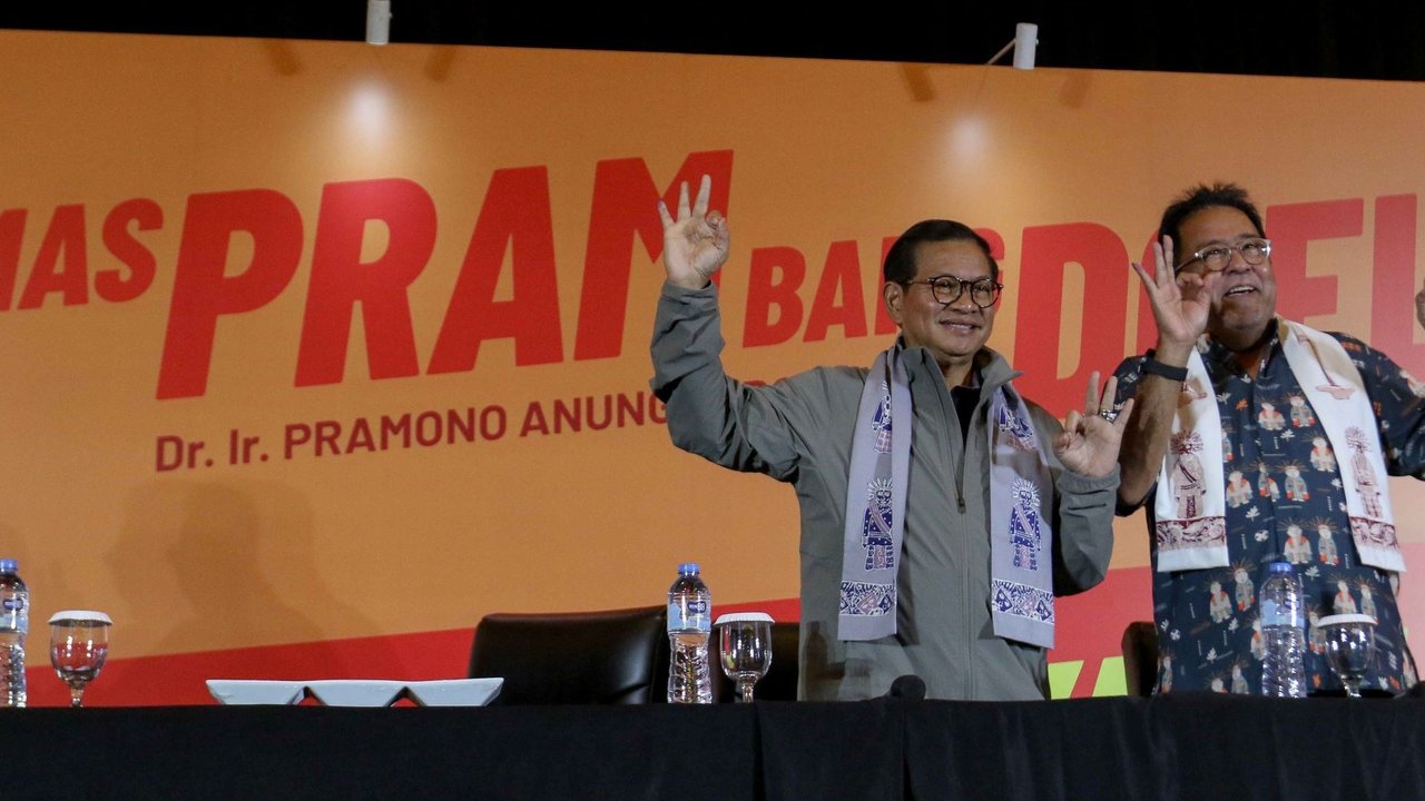 Calon Gubernur dan Calon Wakil Gubernur DKI Jakarta nomor urut 3, Pramono Anung-Rano Karno (kanan) memberikan tanggapan terkait hasil hitung cepat atau quick count Pilkada Jakarta 2024.