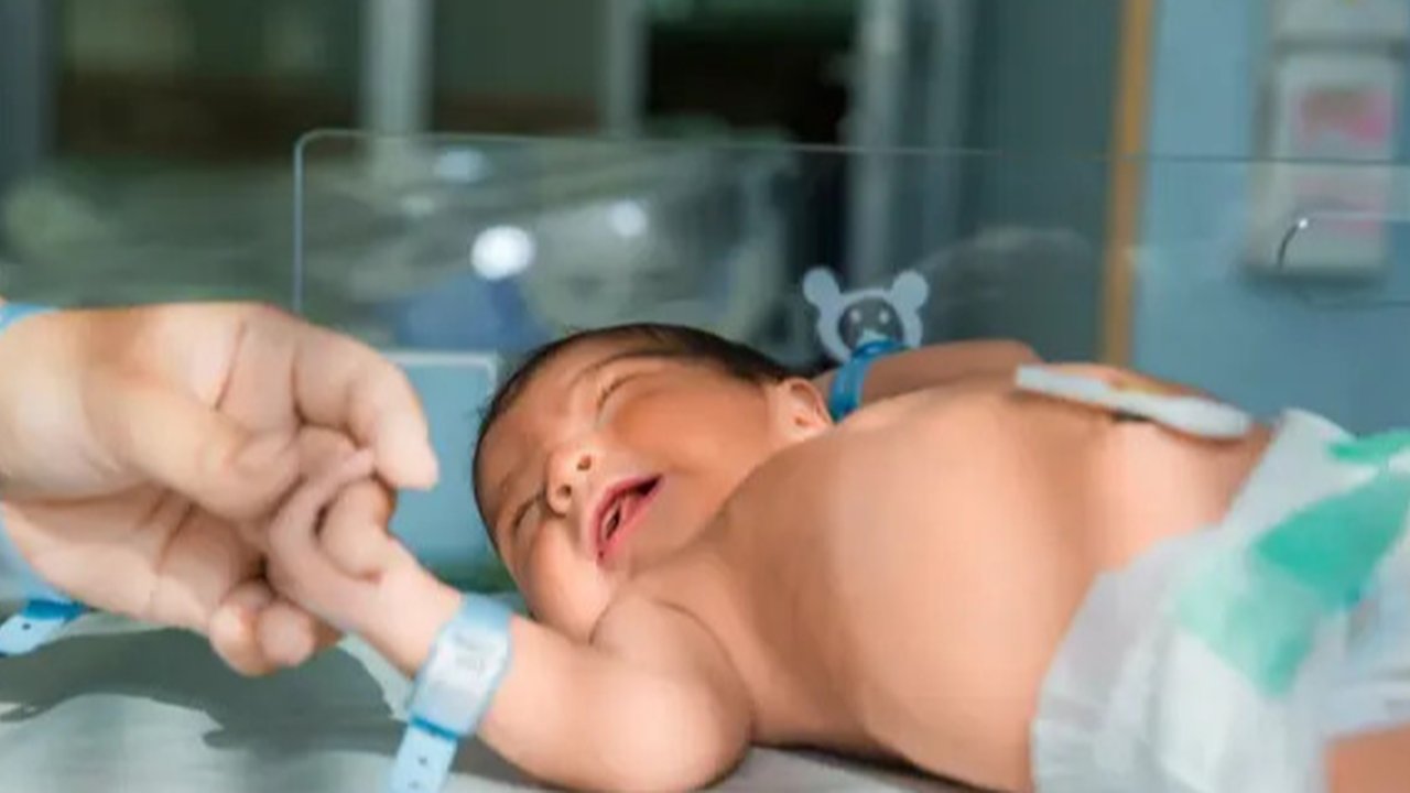 Ilustrasi bayi perempuan. (Photo by Omar Lopez on Unsplash)