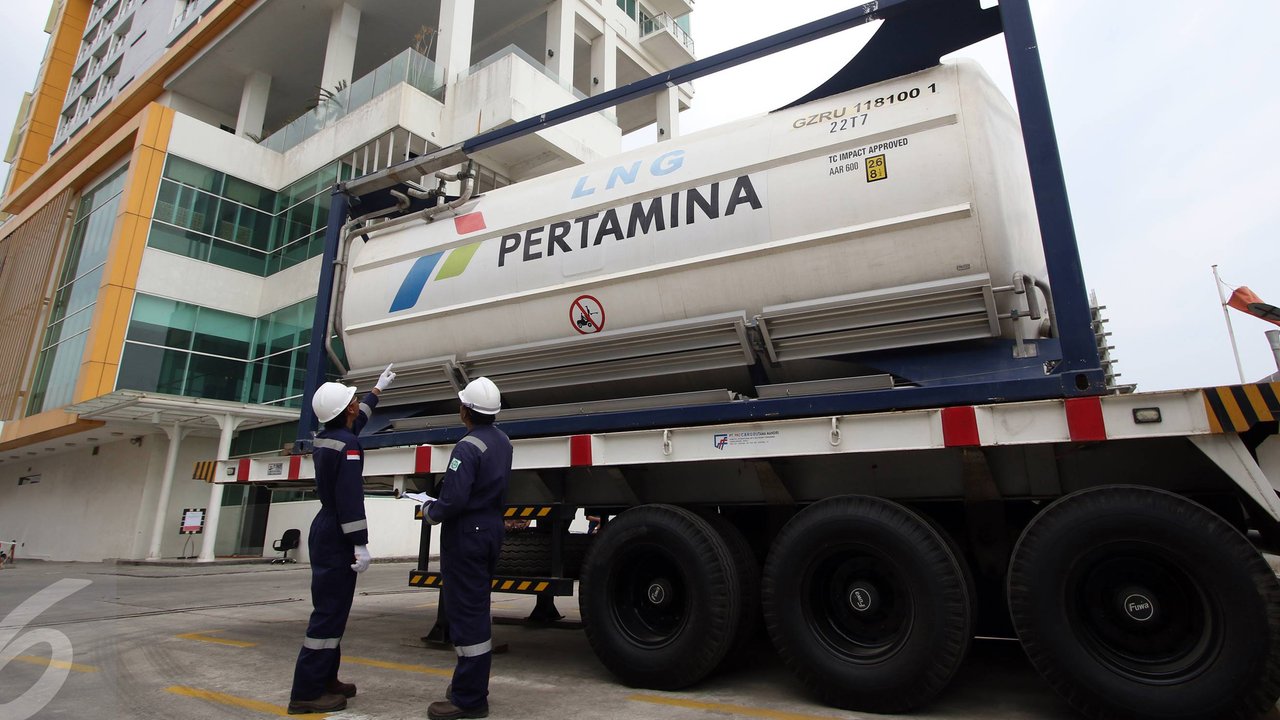Petugas melakukan pengecekan pada alat penyimpanan LNG di Balikpapan, Kalimantan Timur, Selasa (27/10/2015).  Gas sangat cocok untuk tempat komersial seperti mal, karena ramah lingkungan dan tidak menimbulkan polusi.. (Liputan6.com/Immanuel Antonius)