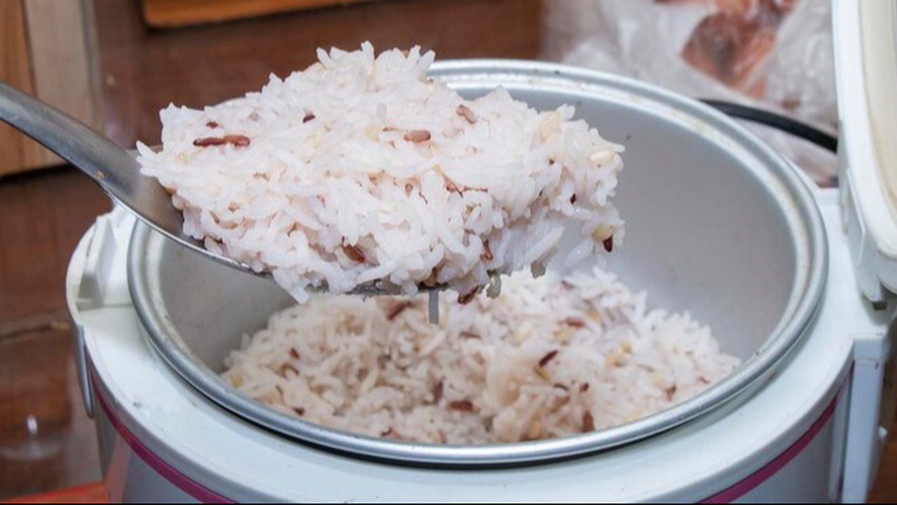 Ilustrasi nasi di rice cooker.