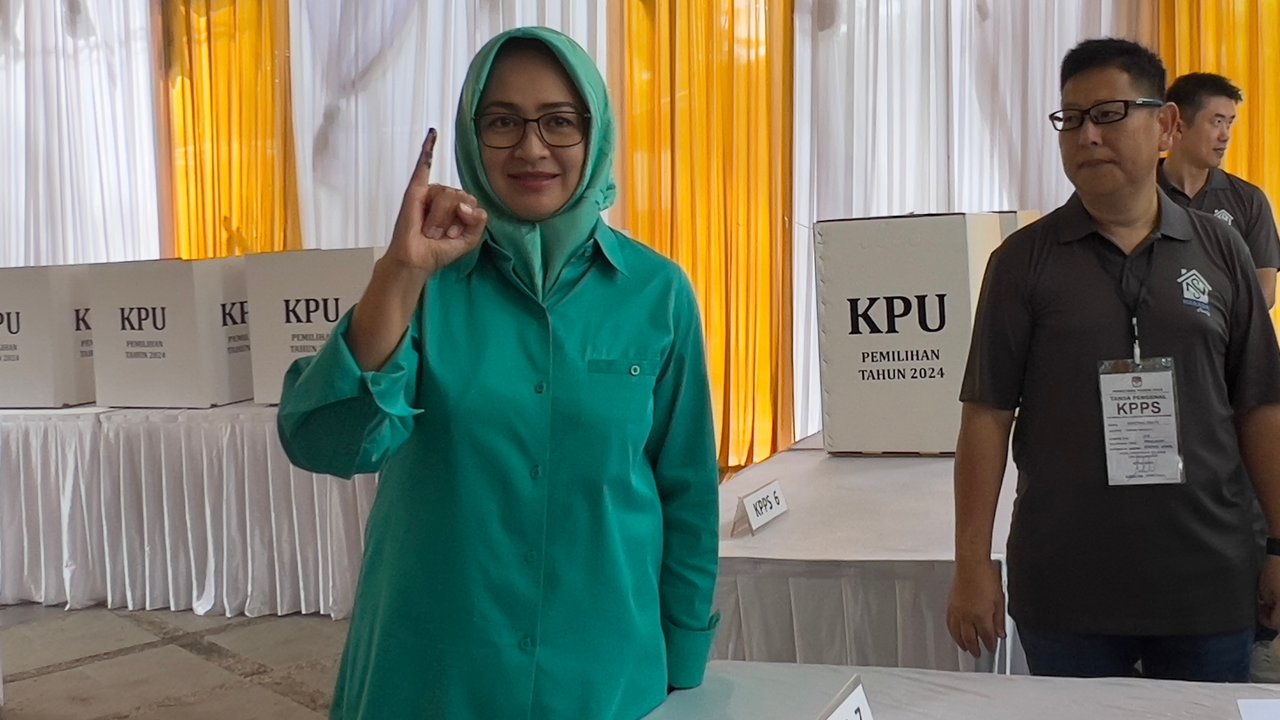 Airin Nyoblos Pilkada Banten