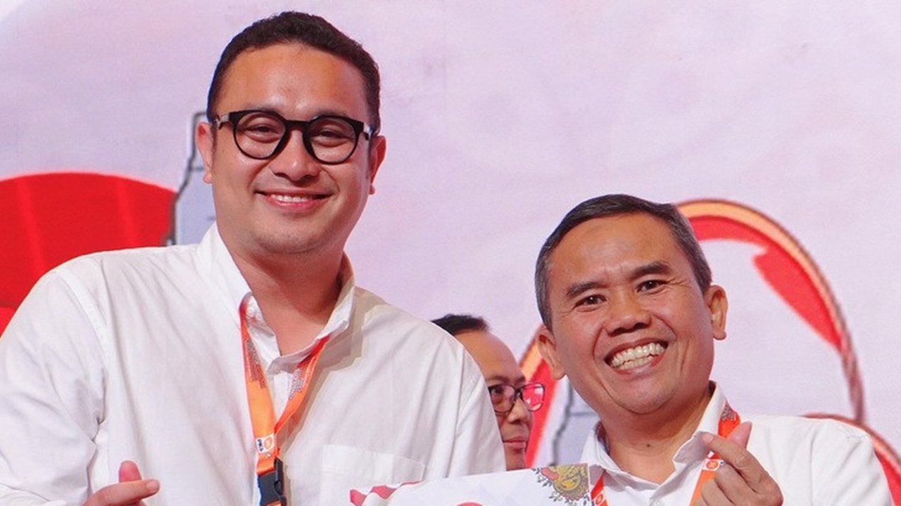 Gilang Dirga menjadi calon Wakil Bupati Kabupaten Bandung Barat (KBB). Pria yang punya keahlian impersonate ini menjadi wakil dari Didik Agus sebagai calon Bupati KBB.