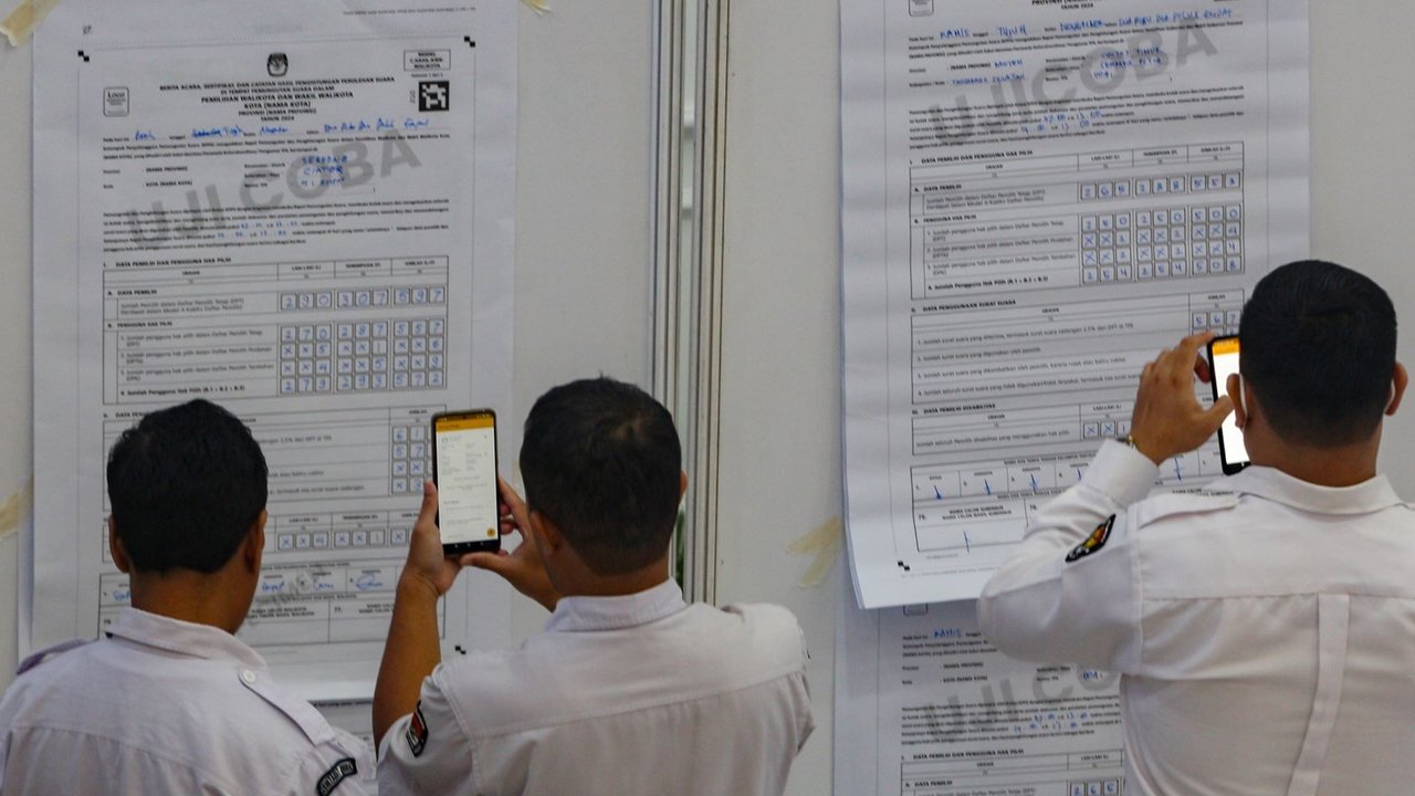 Petugas KPU mencoba aplikasi Sirekap Mobile Pemilihan Tahun 2024 saat sosialisasi di Gedung KPU RI, Jakarta, Kamis (7/11/2024).