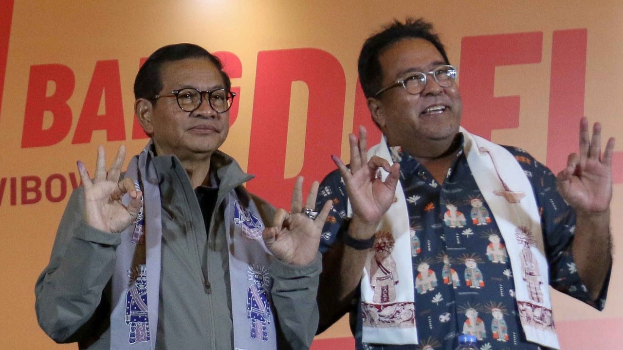 Calon Gubernur dan Calon Wakil Gubernur DKI Jakarta nomor urut 3, Pramono Anung-Rano Karno (kanan) memberikan tanggapan terkait hasil hitung cepat atau quick count Pilkada Jakarta 2024.