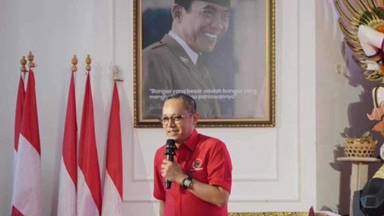 Ketua DPP PDI Perjuangan Ketua DPP PDI Perjuangan Deddy Yevri Sitorus (tengah)saat menjawab pertanyaan dari sejumlah wartawan di Kantor DPP PDI Perjuangan, Jalan Diponegoro, Jakarta. (Liputan6.com/M Radityo Priyasmoro)