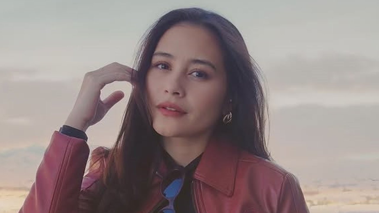 7 Potret Prilly Latuconsina Liburan di Amerika, Road Trip - Pose Cantik Sambil Isi Bensin