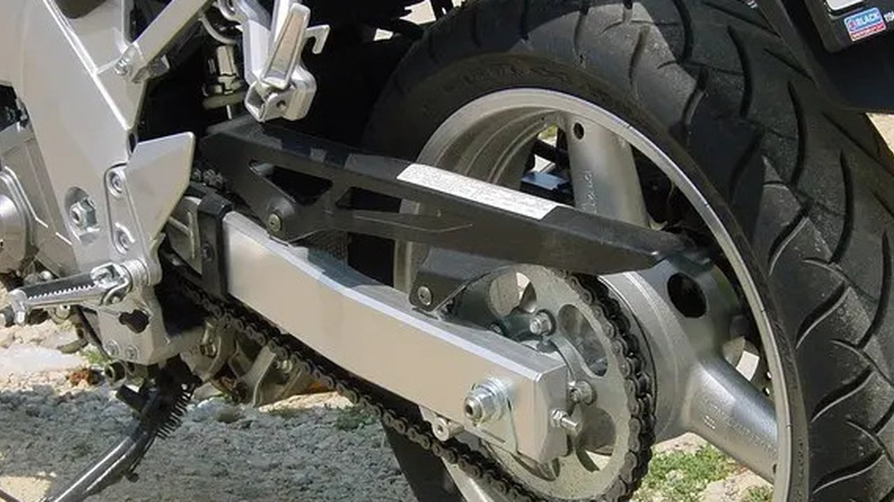 Mengapa Ban Motor yang Baru Terasa Licin? Ini Solusi Efektif untuk Mengatasinya