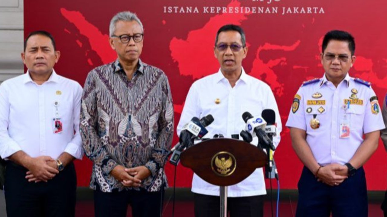 Kepala Sekretariat Presiden (Kasetpres) Heru Budi Hartono didampingi instansi terkait menyampaikan keterangan pers rencana ku