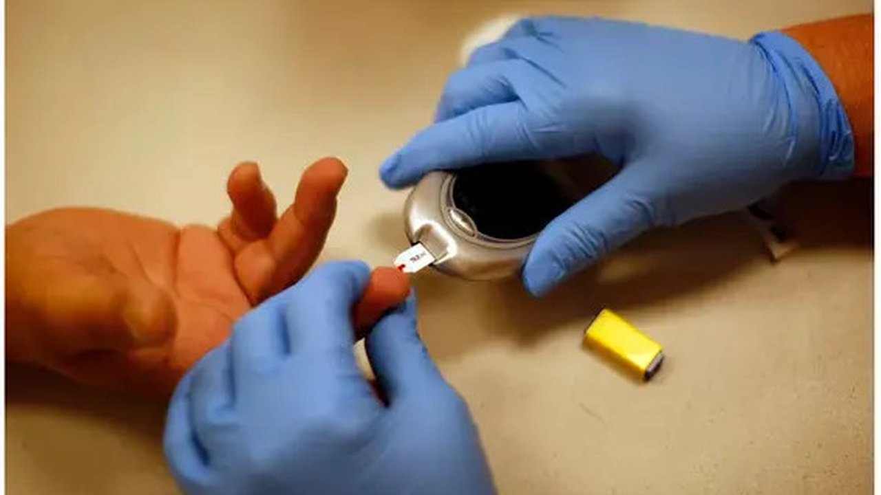 Ilustrasi: Mengecek kadar gula dalam darah (Sumber: The Verge)