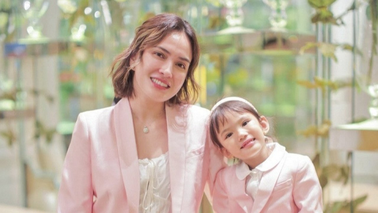 Banjir pujian gemes, karena Claire anak Shandy Aulia bisa lebih eskpresif saat difoto. Punya bakat luwes di depan kamera, menurun dari ibunya.