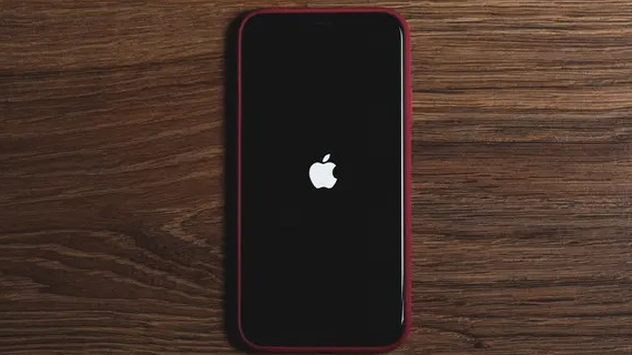 Ilustrasi Logo iPhone di Atas Layar. (Photo by Mateusz Taciak on Pexels)