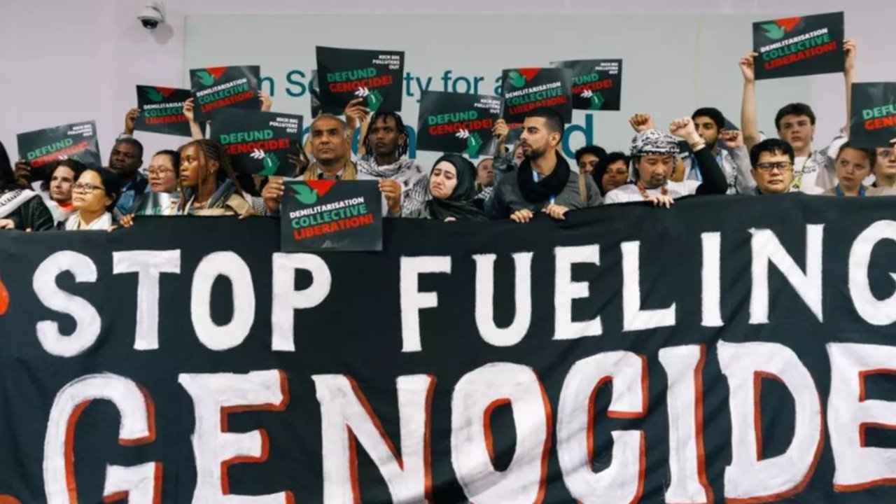 Kelompok “Stop Fuelling Genocide” menggelar demo di acara COP29 di Baku, Azerbaijan pada 14 November, memprotes pengiriman minyak ke Israel.
