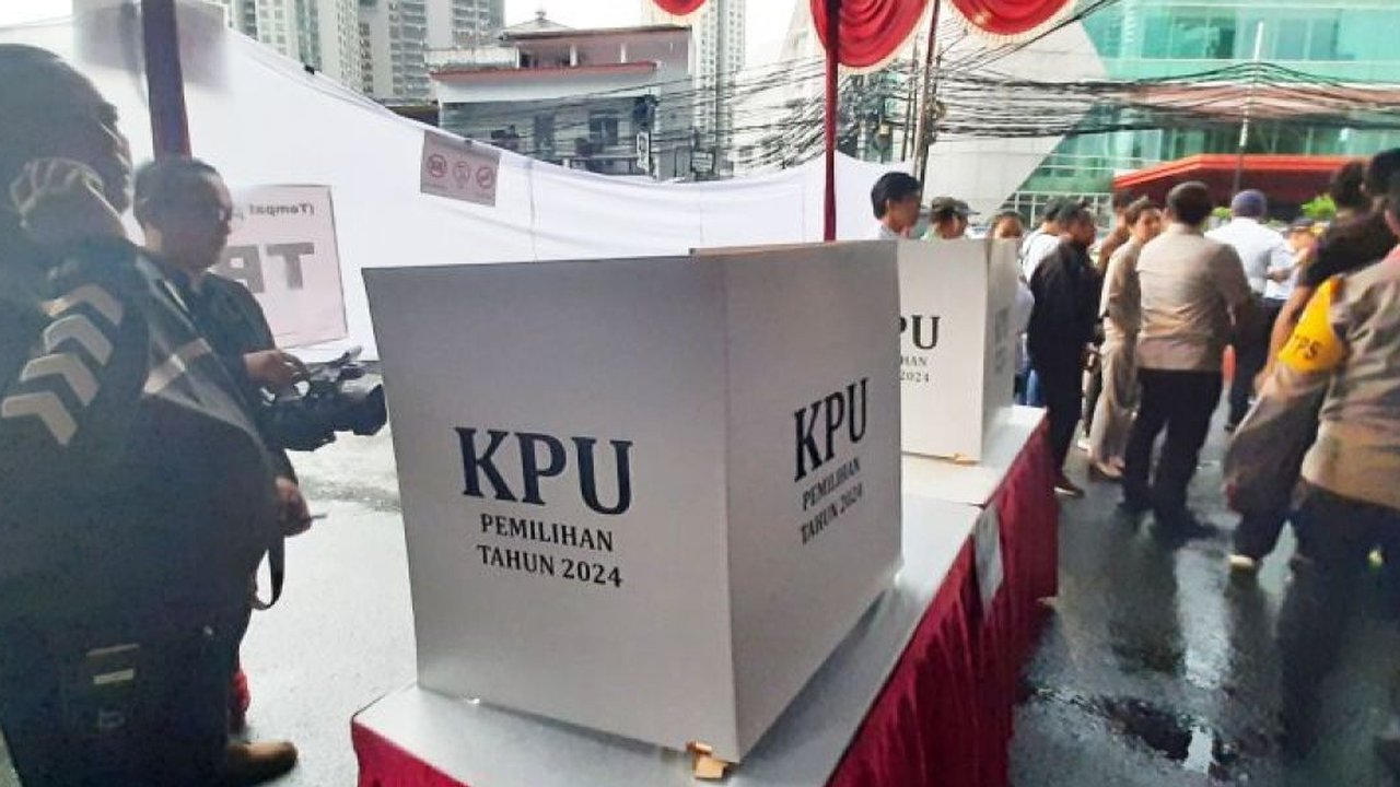 Warga menunjukkan jari yang sudah dioleskan tinta usai menggunakan hak pilihnya pada Pemilihan Kepala Daerah (Pilkada) di Tempat Pemungutan Suara (TPS) TPS 046, Cipete Selatan, Jakarta Selata