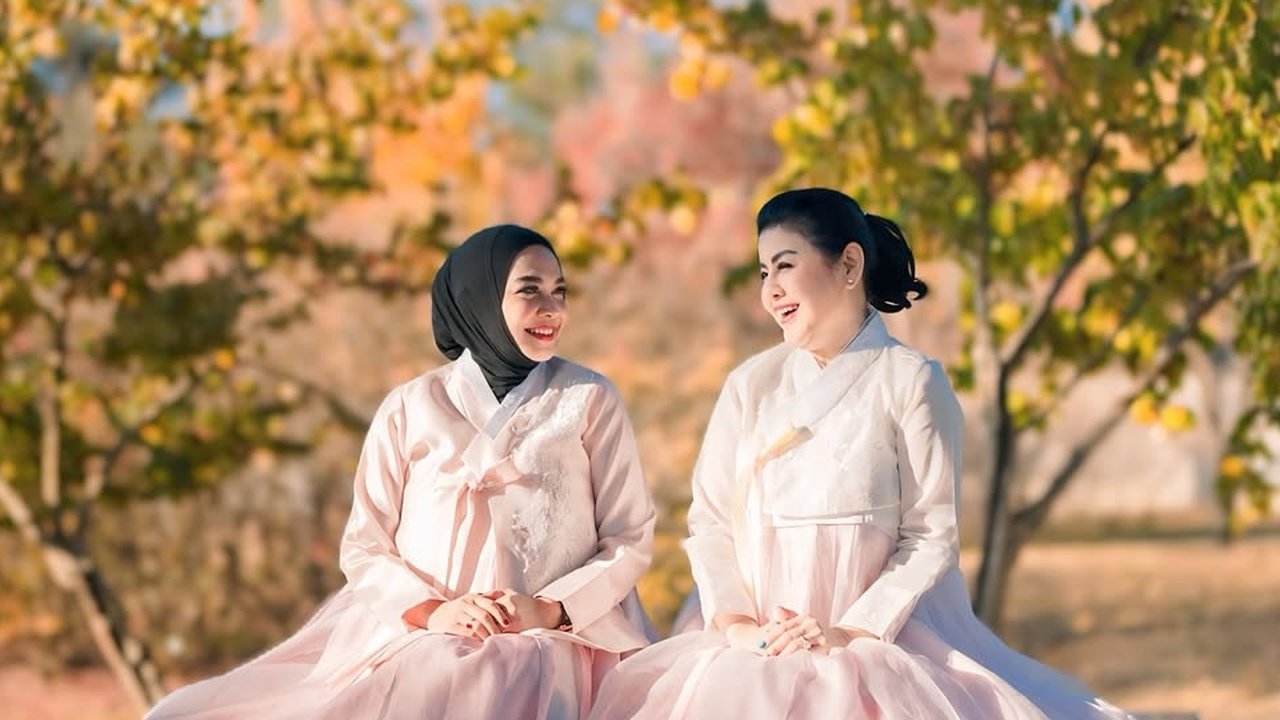 Potret Cantik Mami Rieta Amilia dan Desiree Tarigan Pakai Handbok di Korea, Bestie Awet Muda