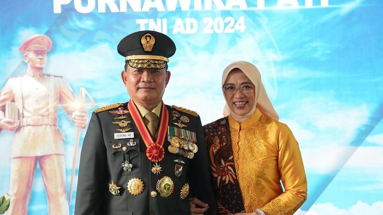 Momen Eks Kasad Makan Sop Kaki Kambing di Warung Tenda