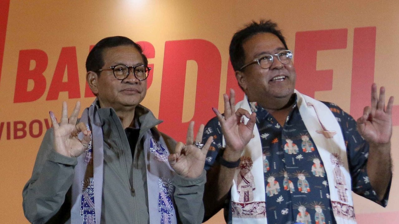 Calon Gubernur dan Calon Wakil Gubernur DKI Jakarta nomor urut 3, Pramono Anung-Rano Karno (kanan) memberikan tanggapan terkait hasil hitung cepat atau quick count Pilkada Jakarta 2024.