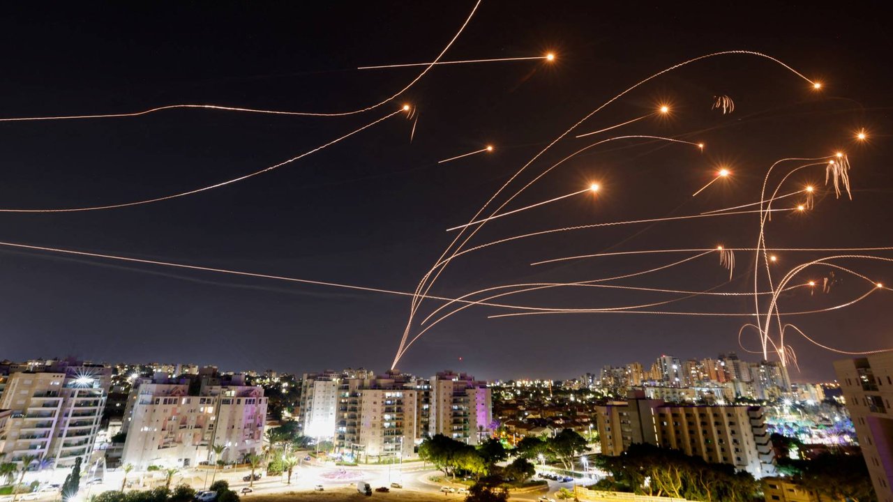 Sistem pertahanan udara Iron Dome milik Israel sedang berusaha menghalau roket Hamas yang terus menuju Kota Ashkelon, Israel, Senin (9/10/2023) pada waktu dini hari waktu setempat.
