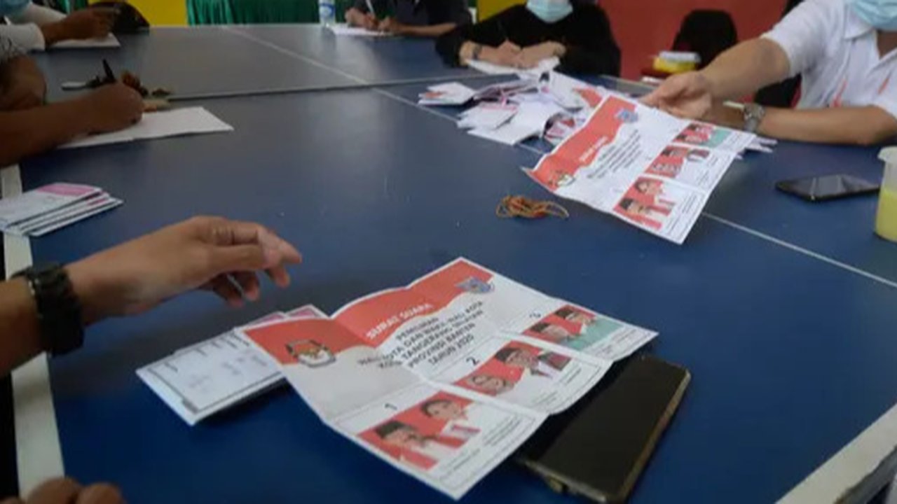 Ilustrasi - Petugas KPPS menghitung perolehan suara dalam Pilkada . (Foto: Liputan6.com/BPBD CLP/Muhamad Ridlo)