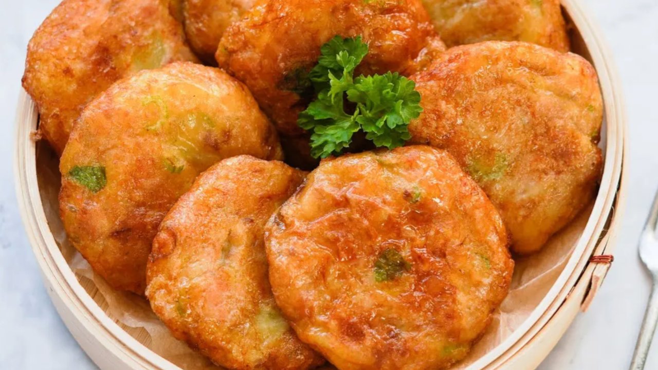 Mencari Jejak Perkedel: Kentang, Telur, dan Frikandel Belanda yang Ternyata Saling Terhubung!