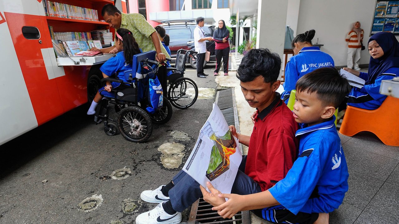FOTO: Keseruan Penyandang Difabel Tingkatkan Minat Baca Lewat Perpustakaan Keliling