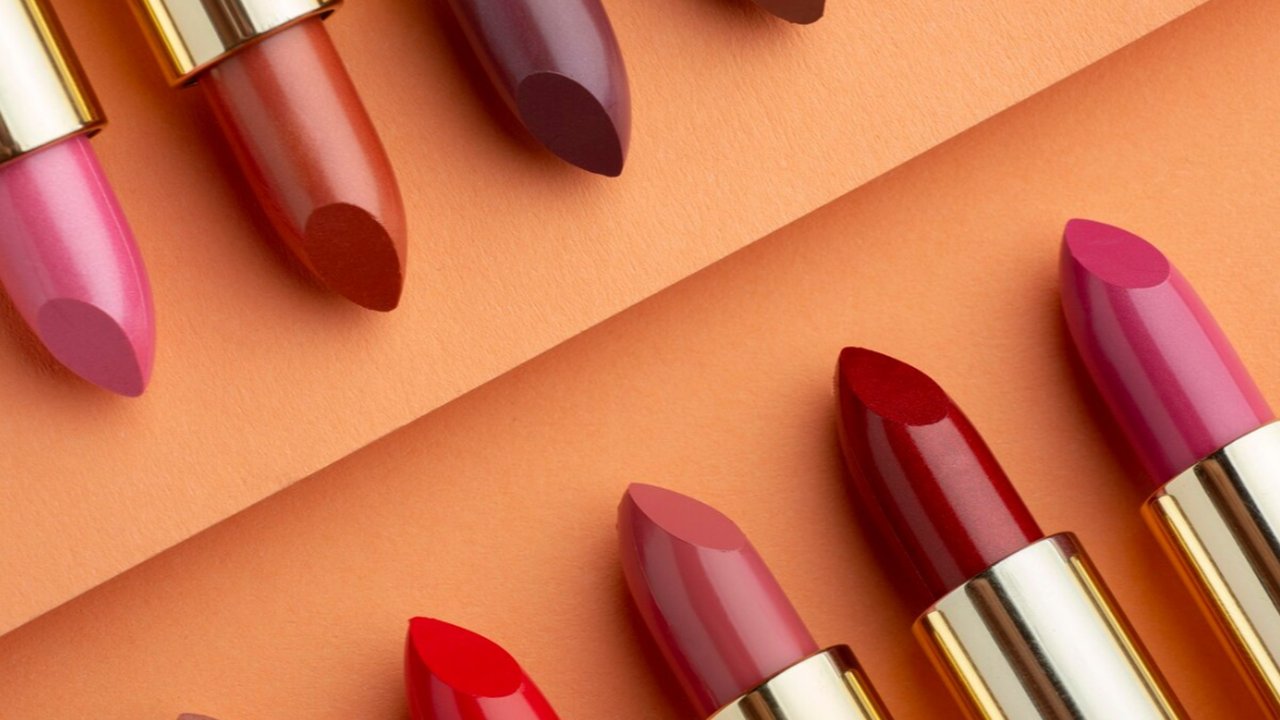 Ternyata Ini Alasan Wanita Memiliki Banyak Lipstik dengan Warna yang Hampir Identik!