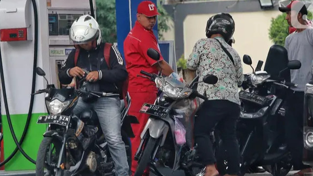 Viral Petugas Pengisian SPBU Berparas Cantik, Ternyata Ini Faktanya