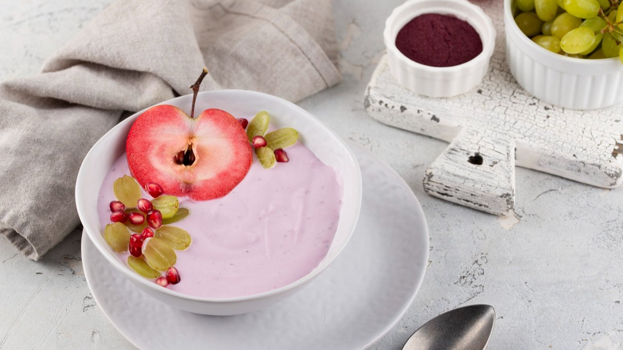 Ilustrasi yogurt dengan buah segar.