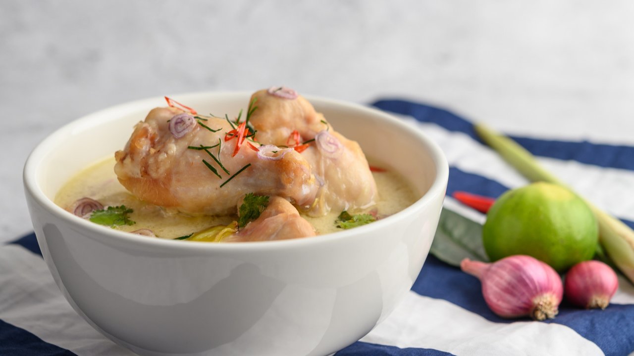 Ilustrasi sup ayam jahe.