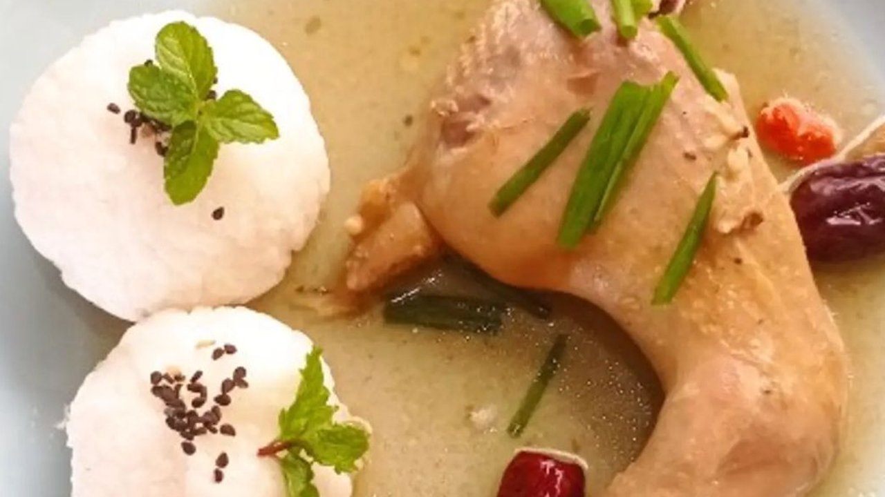 <p>Resep ayam rebus herbal. (Dok: Cookpad @budeandriek)</p>