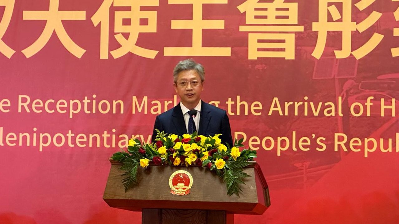 Duta Besar China untuk Indonesia Wang Lutong menyampaikan pidato dalam acara penyambutannya di Hotel Ritz Carlton, Jakarta, Kamis (28/11/2024). (Liputan6.com/Benedikta Miranti)