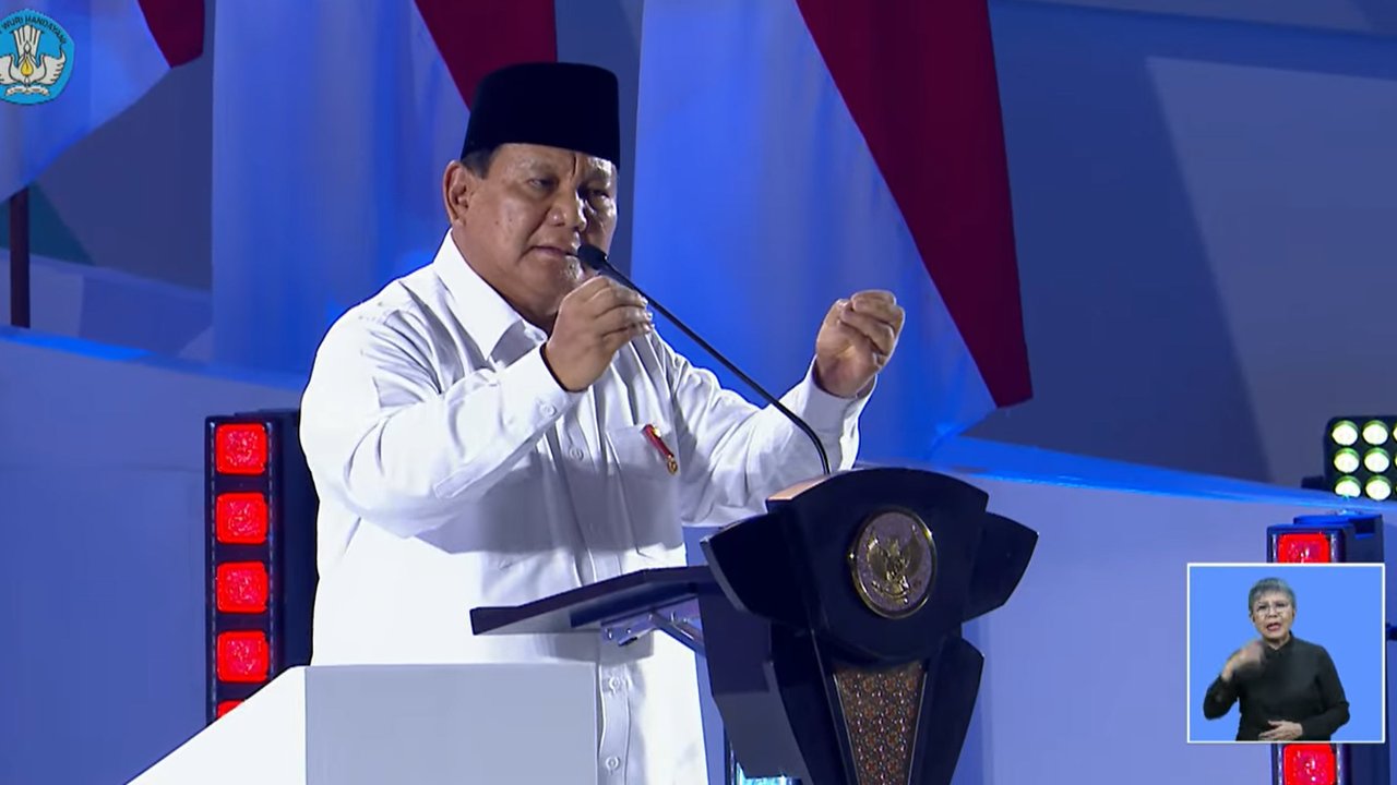 Prabowo menangis di puncak peringatan Hari Guru 2024